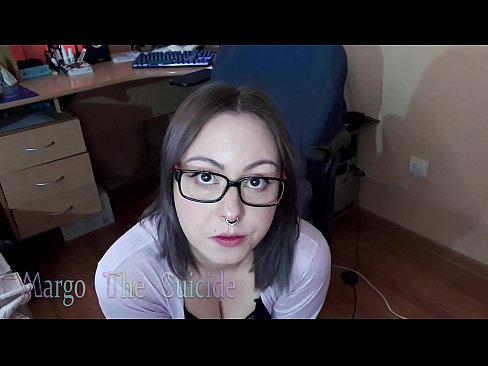 ❤️ 眼鏡をかけたセクシーな少女がカメラに向かってディルドを深くしゃぶる ️ ポルノ ❌️❤
