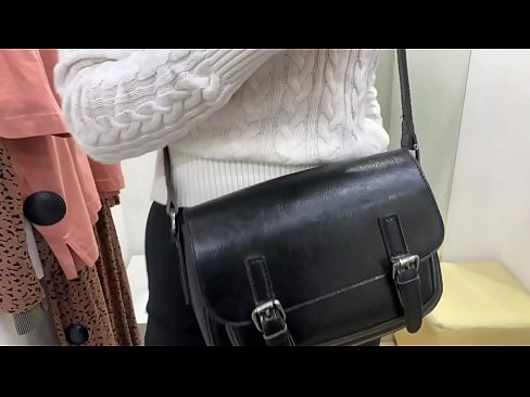 ❤️ 試着室でディルドを使った若い雌犬フェラルベリーの公開オナニー ️ ポルノ ❌️❤